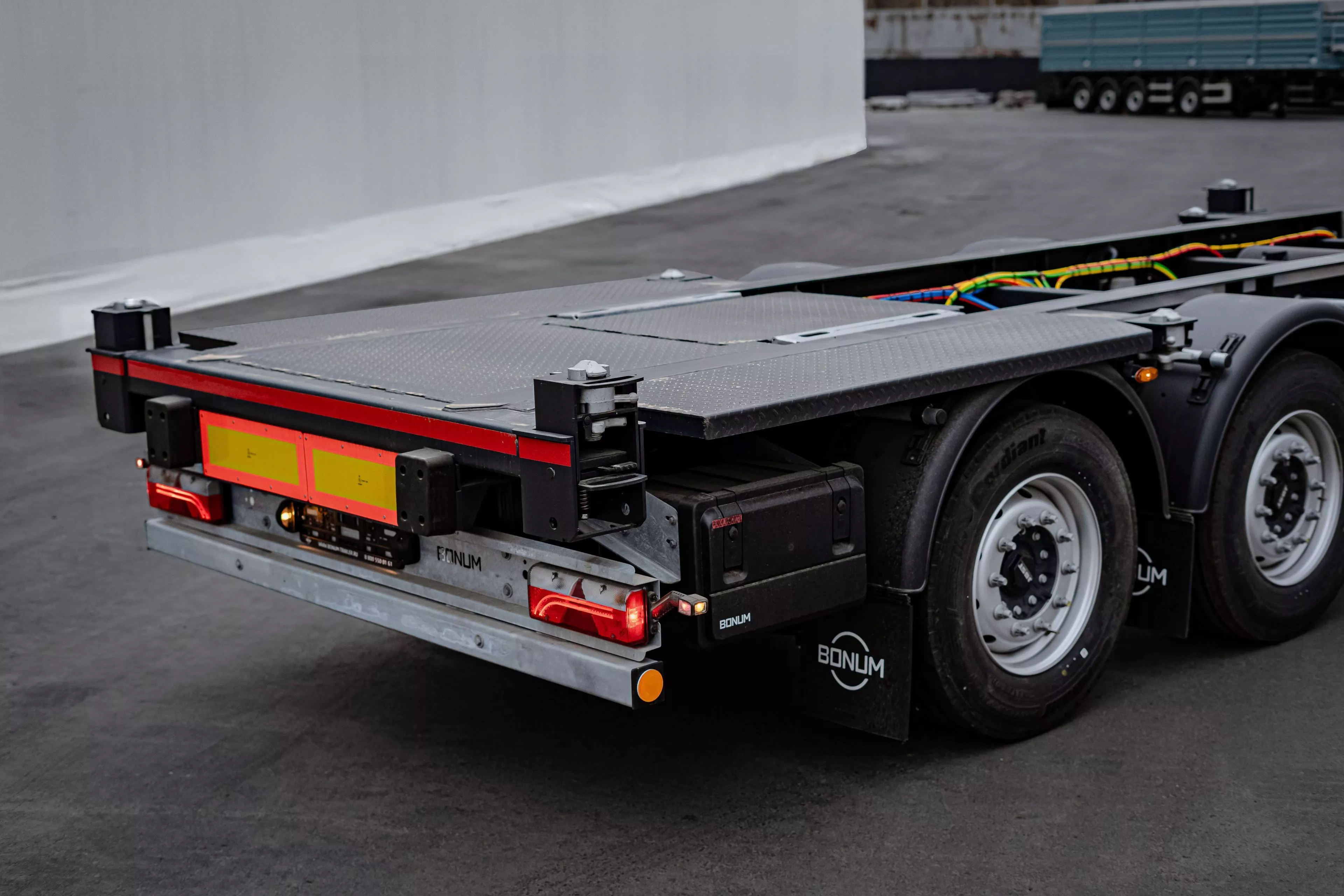 Контейнеровоз универсальный с вынесенной осью 914295-05